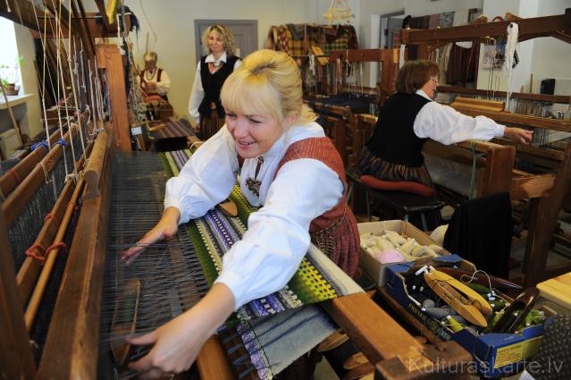 Tautas lietišķās mākslas studija "Vīkale" (foto J.Presņikovs)